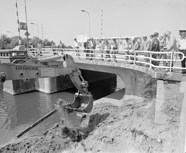 884895 Afbeelding van de aanvang van de werkzaamheden voor de nieuwe Paul Krugerbrug over het Merwedekanaal te Utrecht, ...